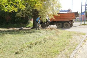 В Великих Луках убрали территорию у памятного знака рабочим ЛРЗ (ФОТО)
