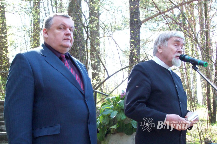 Праздник фронтовой поэзии проходит в Великолукском районе