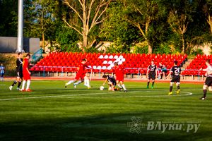 Матчи по футболу в рамках Первенства России проходят в Великих Луках (фото)