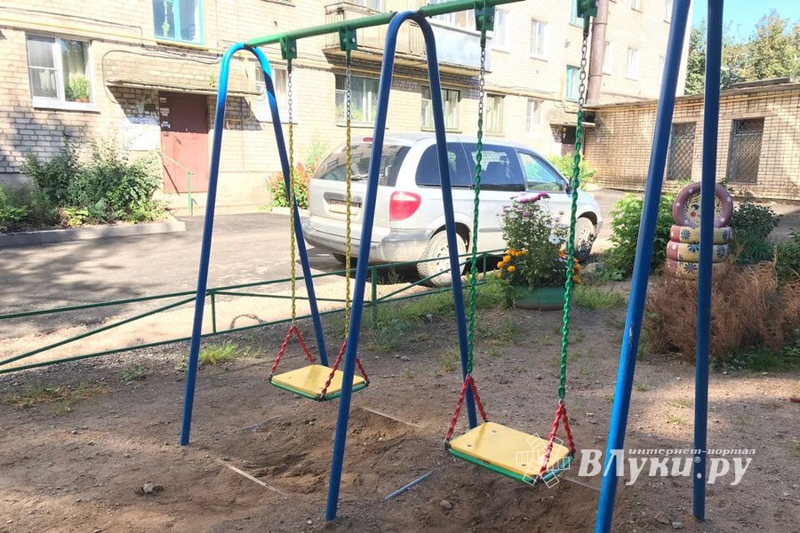 Вторая жизнь качелей в Великих Луках (ФОТО)