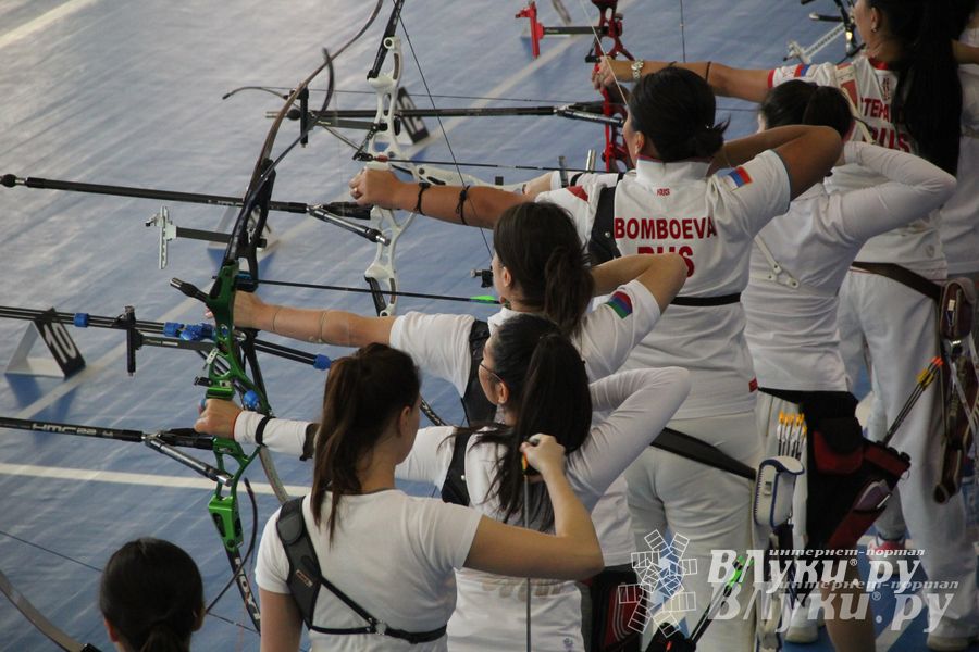 В Великих Луках состоялось открытие Чемпионата России по стрельбе из блочного и классического лука (фото)