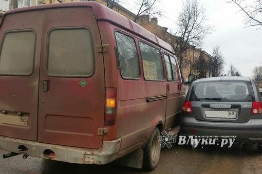 В Великих Луках столкнулись легковушка и маршрутка (фото)