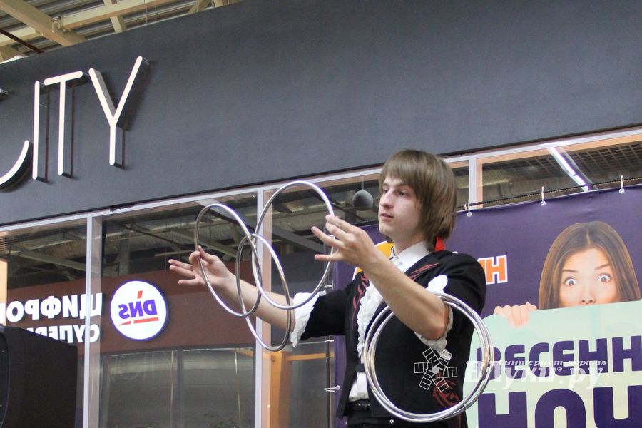 В ТЦ «Апельсин» прошла весенняя ночь распродаж