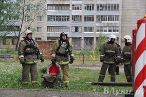 В Великих Луках прошли областные соревнования среди пожарных по спасению пострадавших