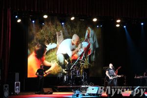 В Великих Луках состоялся концерт Дениса Майданова