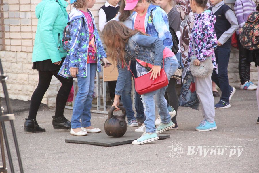 В Великих Луках в 10 лицее «освободили» заложников (ФОТО)