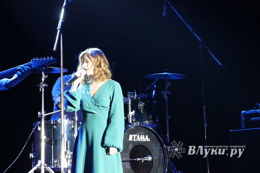 В Великих Луках состоялся концерт Юлии Савичевой (фото)