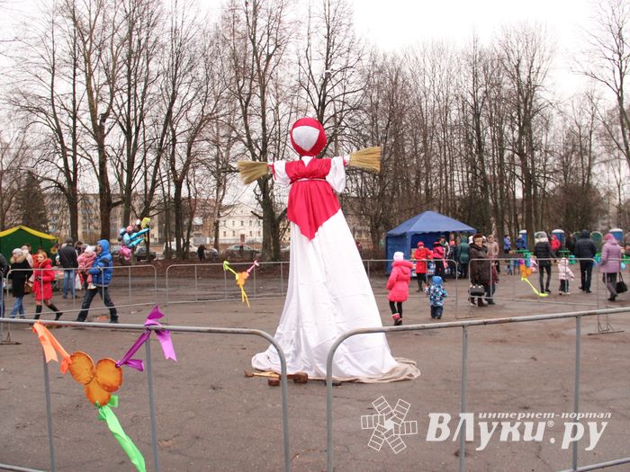 В Великих Луках сожгли Масленицу (фото)