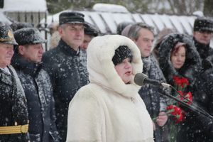Великолучане возложили цветы на братском мемориальном захоронении (ФОТО)