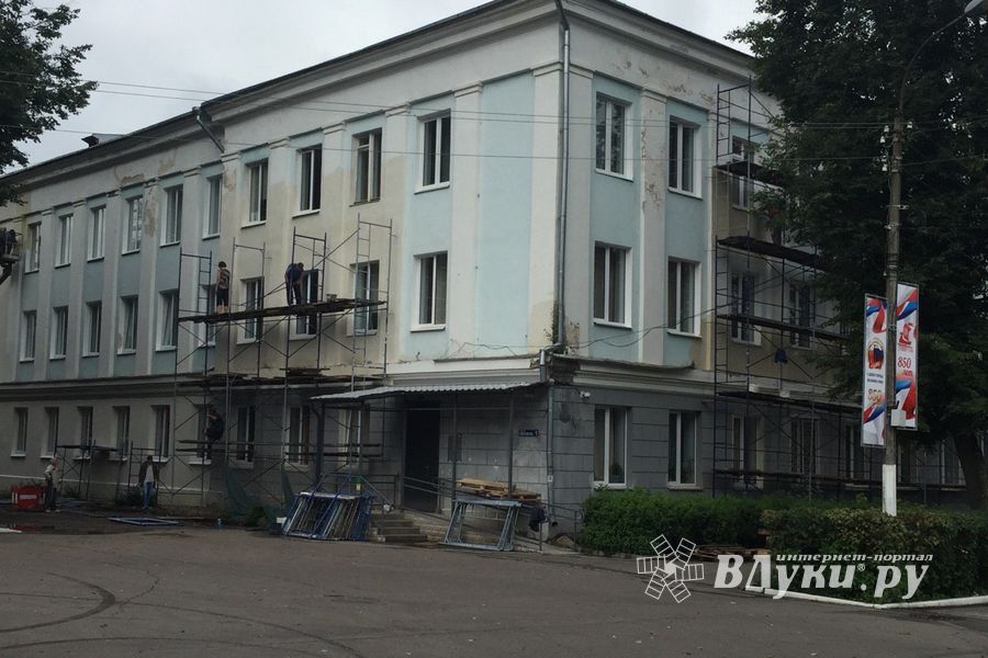На ул. Некрасова в Великих Луках появился новый асфальт, на здании городской администрации — штукатурка (ФОТО)