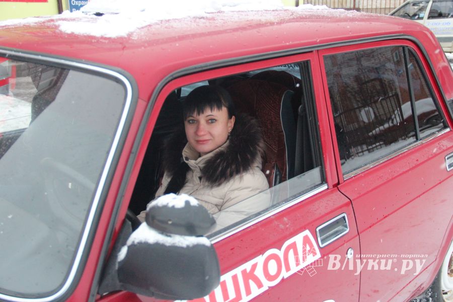 Великолукские автоледи боролись за звание «Леди Виртуоз» (ФОТО)