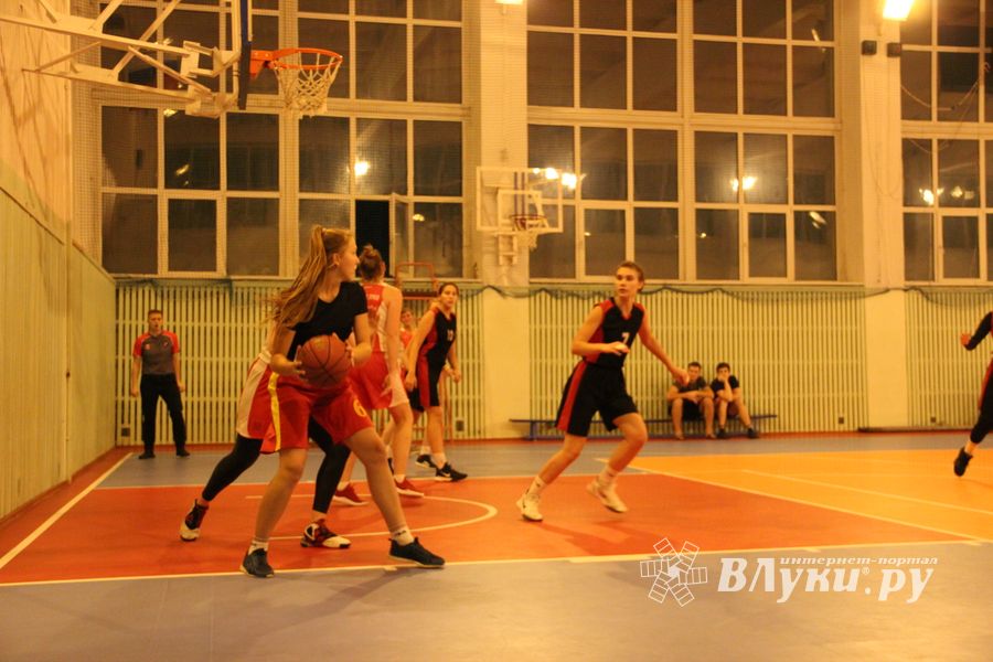 Великолукские баскетболистки борются за Кубок города (ФОТО)