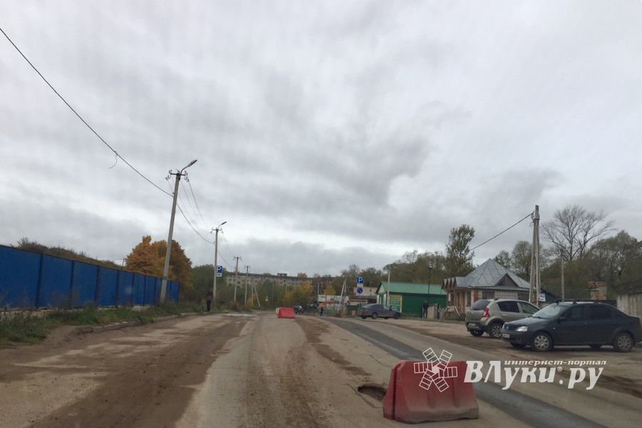 И в дождь, и в стужу бетон — на лужу (ФОТО)