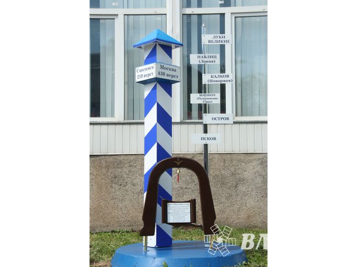 «Верстовой столб»  установлен у здания Главпочтамта на улице Зверева