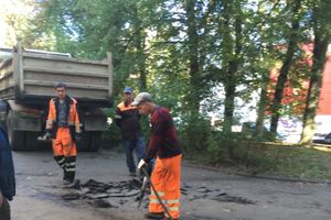 Территорию у детской поликлиники благоустраивают (ФОТО)