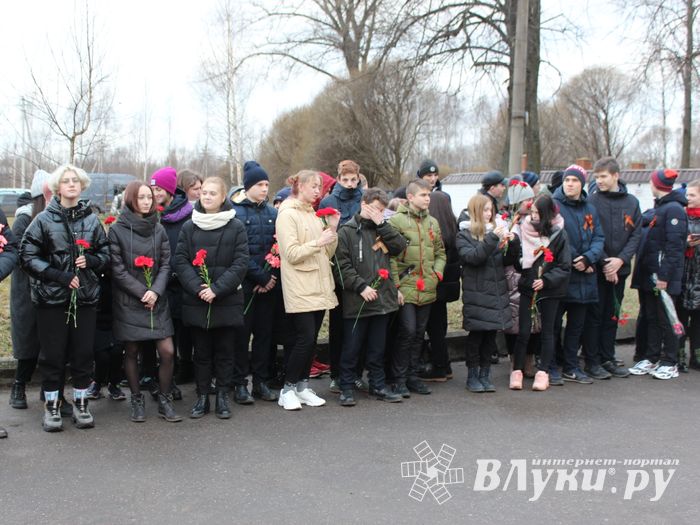 Родственники погибших солдат приняли участие в возложении цветов в Великих Луках