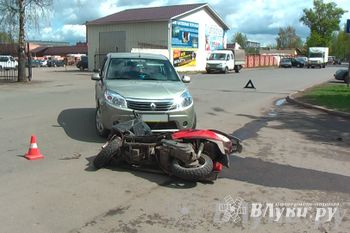 В Великих Луках произошло ДТП с участием автомобиля Рено и скутериста (ФОТО)
