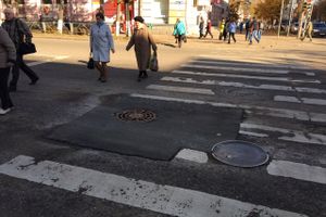 Ливневый колодец в центре Великих Лук приобрел новую «одежку»