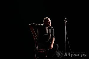 Максим Аверин выступил в Великих Луках с моноспектаклем (фото)