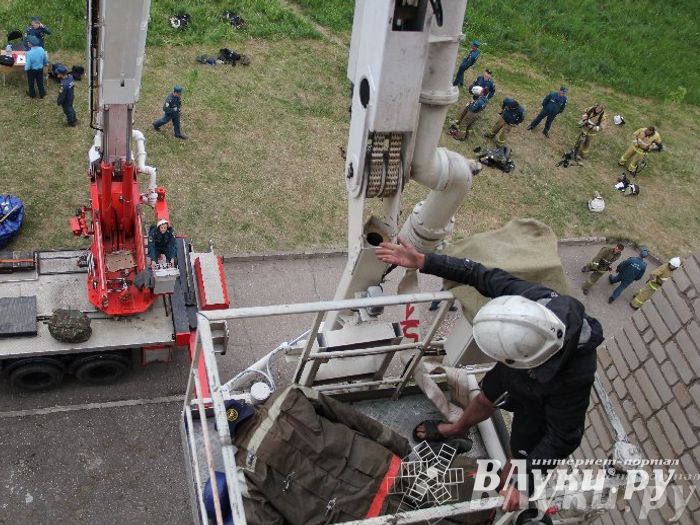 В Великих Луках прошли областные соревнования среди пожарных по спасению пострадавших