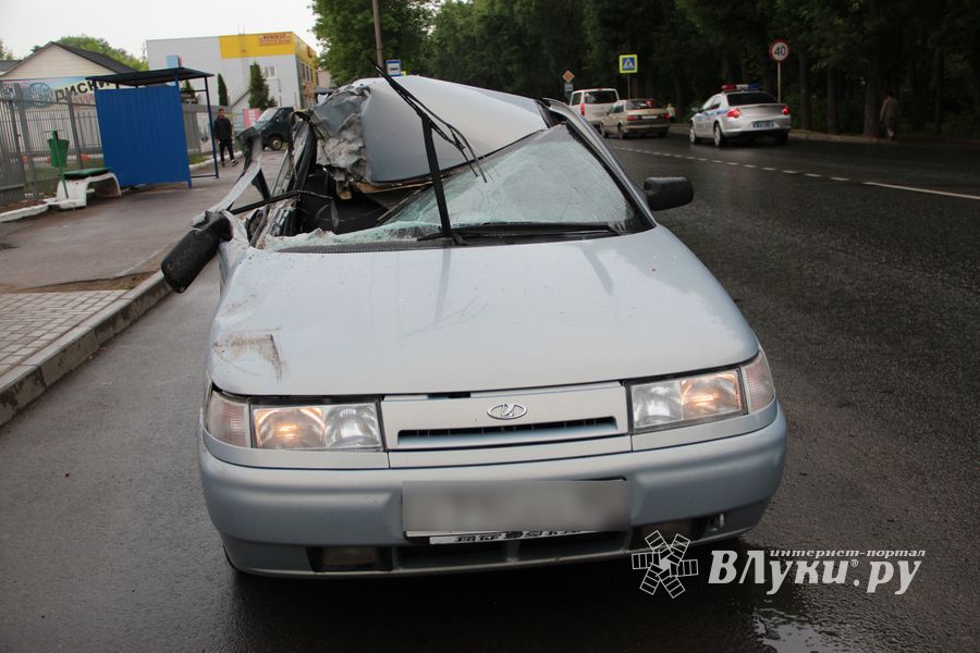 В Великих Луках столкнулись ВАЗ и Газель, есть пострадавшие (ФОТО)