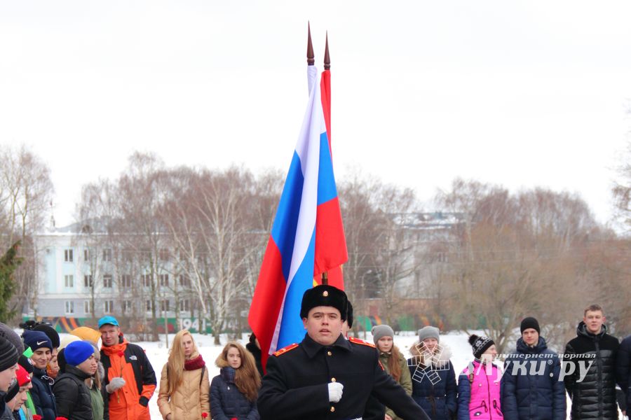 У Вечного огня в Великих Луках прошёл торжественный митинг (фото)
