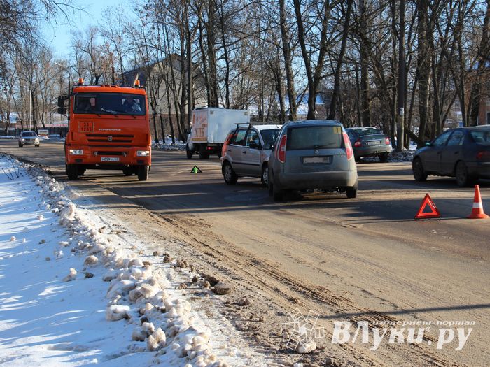 Лобовое столкновение на пр-те Гагарина в Великих Луках (ФОТО)
