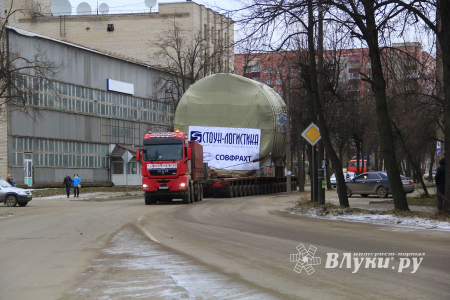 Негабаритный автопоезд вновь следует по улицам Великих Лук
