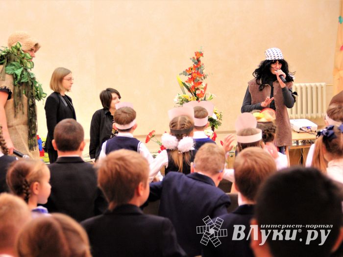 Зачем самых младших учеников 13-й школы испачкали мелом (ФОТО)