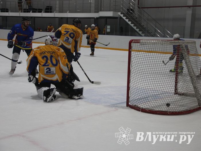 Великолукские хоккейные клубы провели матч в рамках чемпионата города (ФОТО)