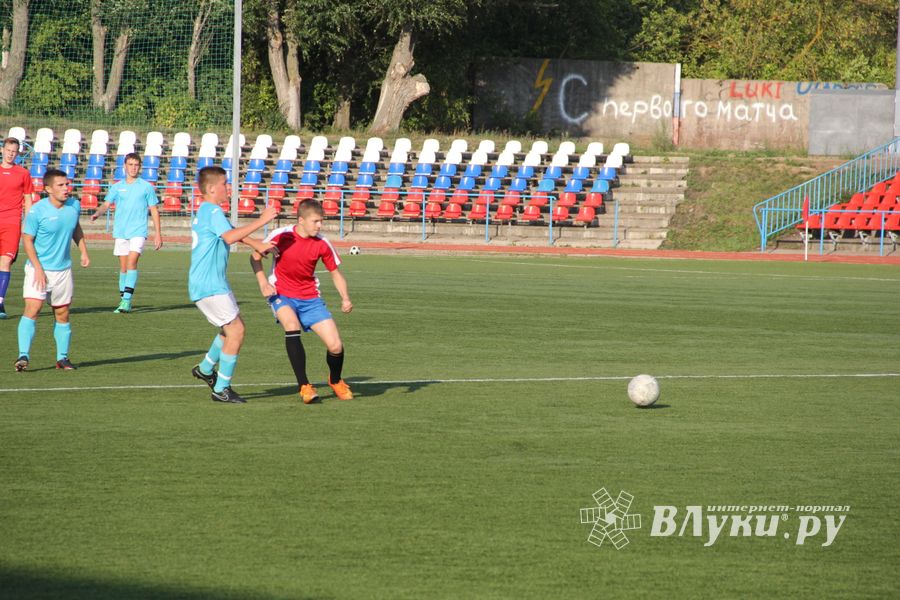 В минувшие выходные великолучане сыграли в футбол (фото)