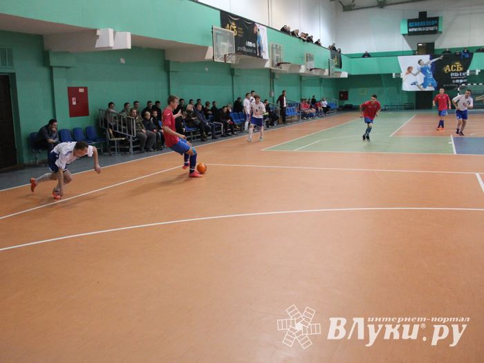 В Великих Луках продолжается Первенство города по мини-футболу (фото)