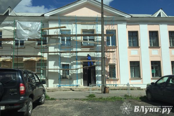 В Великих Луках ремонтируют фасад школы №2 (ФОТО)