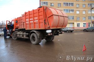 ДТП на Холмской: мусоровоз и BMW (ФОТО)