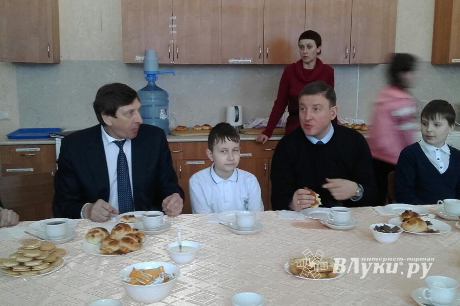 Андрей Турчак посетил школу №6 и угостился вкусными булочками (ФОТО)