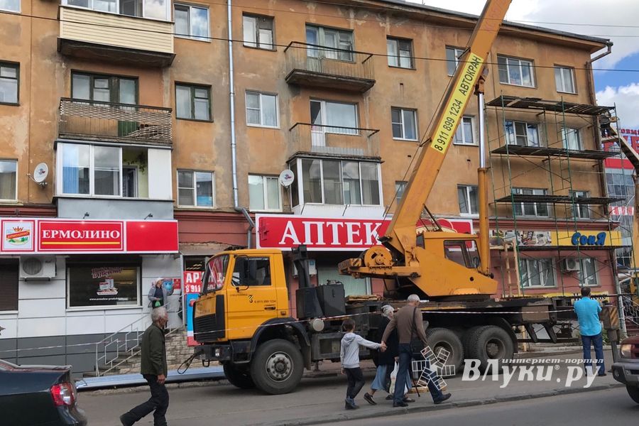 На Октябрьском проспекте в Великих Луках ведутся ремонтные работы (ФОТО)