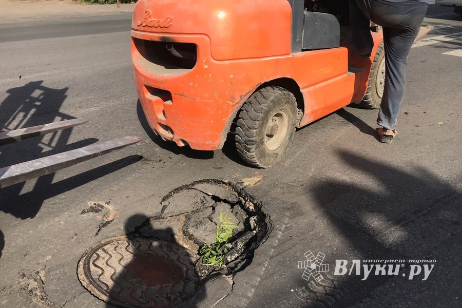На проспекте Октябрьском провалился асфальт (ФОТО)