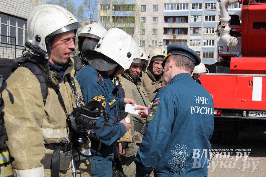 В Великих Луках прошли соревнования пожарных расчетов