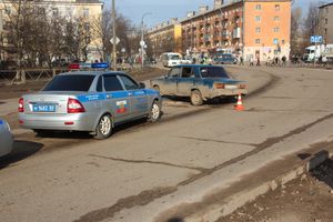 В Великих Луках водитель сбил на остановке женщину и ребенка (ФОТО)