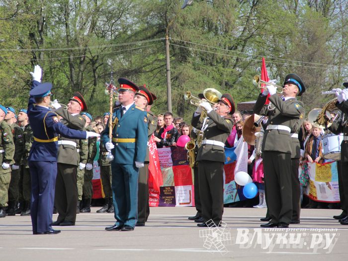 Парад Победы в Великих Луках (фото)