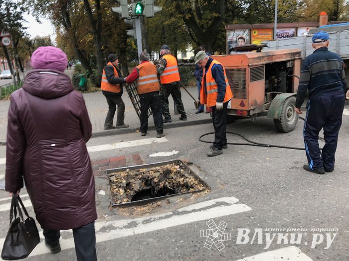 На центральном перекрёстке Великих Лук затруднено движение (ФОТО)