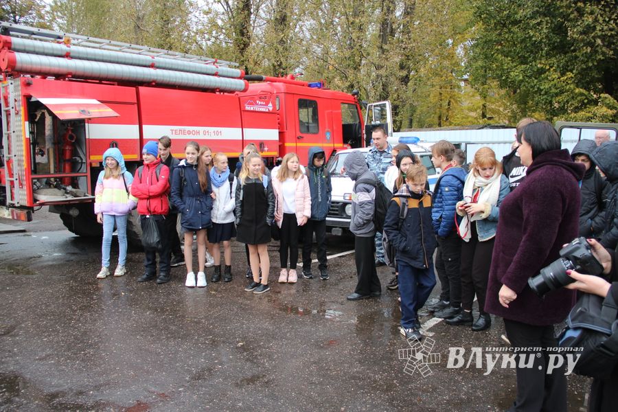 Великолукских школьников познакомили со спасательной техникой (ФОТО)