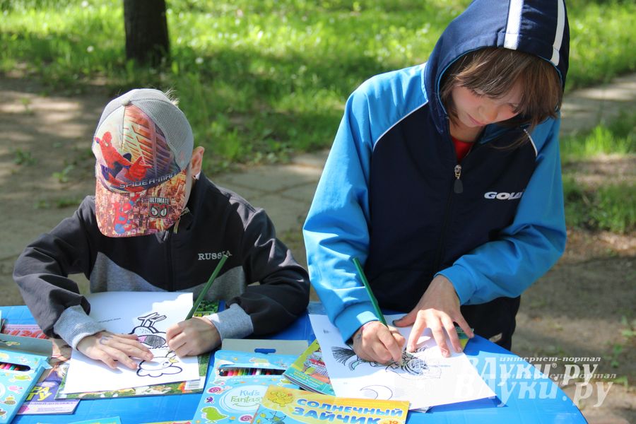 В Великих Луках прошел конкурс детских рисунков «Путешествие в страну сказок» (фото)