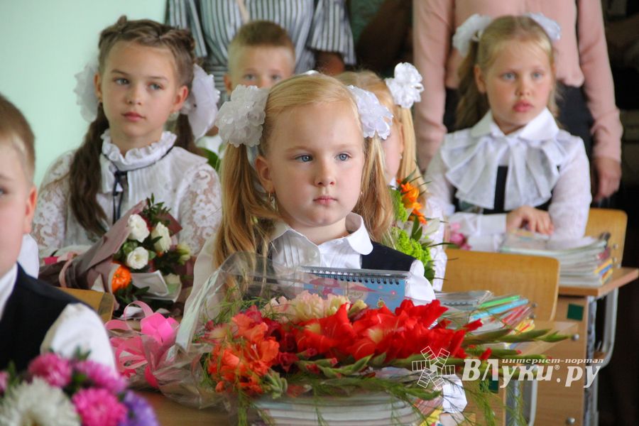 В Великих Луках торжественно встретили День знаний (ФОТО)