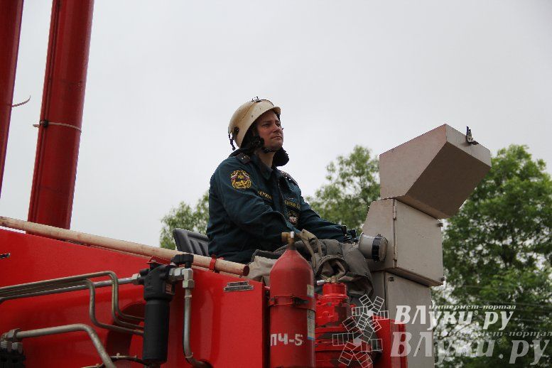 В Великих Луках прошли областные соревнования среди пожарных по спасению пострадавших