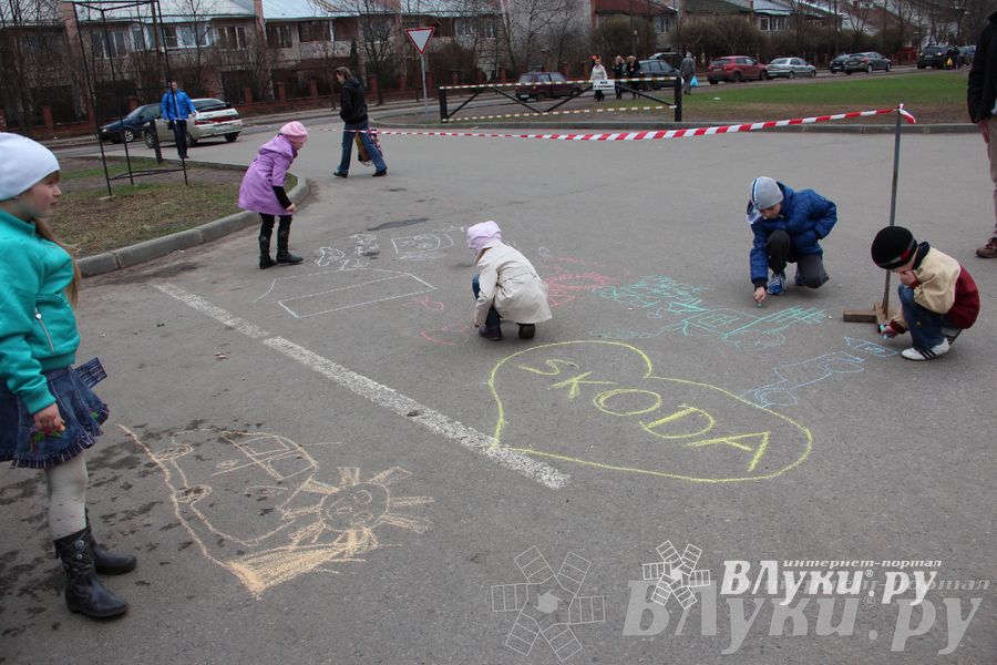В Великих Луках прошла автомобильная ярмарка