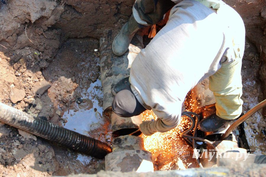 Не выдержала испытания: на Нелидовской ремонтируют теплотрассу (ФОТО)