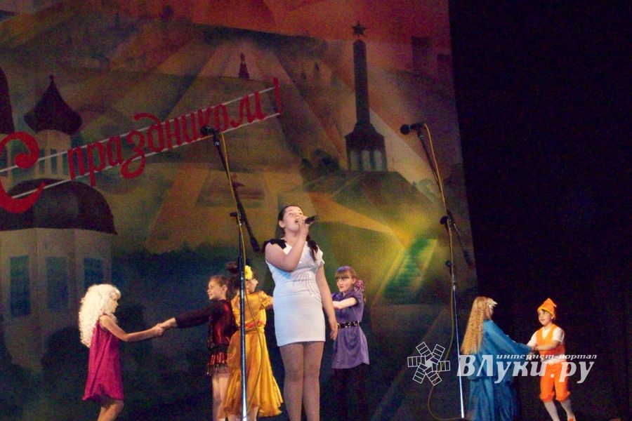 Великолукская школа № 2 торжественно подвела итоги года 