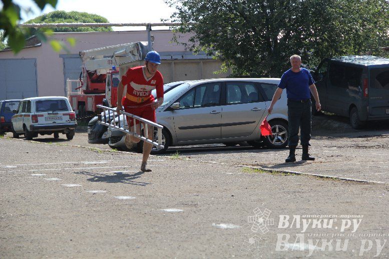 В Великих Луках прошли соревнования среди пожарных