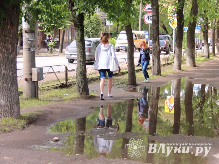 Мечта великолучан: по городу в чистой обуви (ФОТО)